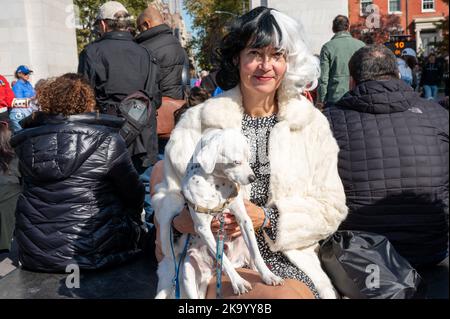 New York, USA. 30. Oktober 2022. Menschen und Haustiere nehmen am 30. Oktober 2022 an der Dog Day Halloween Parade und dem Kostümwettbewerb im Washington Square Park in New York, NY Teil. (Foto: Matthew Rodier/Sipa USA) Quelle: SIPA USA/Alamy Live News Stockfoto