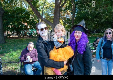 New York, USA. 30. Oktober 2022. Menschen und Haustiere nehmen am 30. Oktober 2022 an der Dog Day Halloween Parade und dem Kostümwettbewerb im Washington Square Park in New York, NY Teil. (Foto: Matthew Rodier/Sipa USA) Quelle: SIPA USA/Alamy Live News Stockfoto