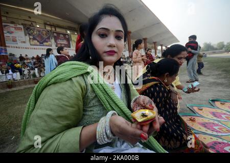 Peshawar, Khyber Pakhtunkhwa, Pakistan. 30. Oktober 2022. Frauen stellen Öllampen oder ''˜diya' während der Diwali (Festival der Lichter) Feier in Peshawar. (Bild: © Hussain Ali/Pacific Press via ZUMA Press Wire) Stockfoto