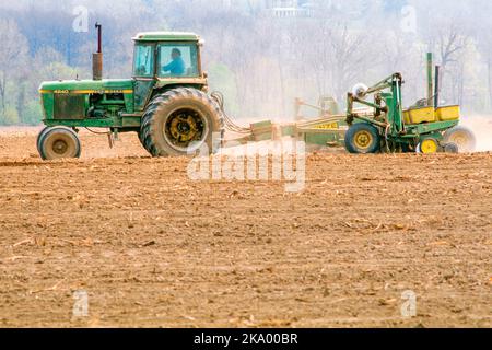 Pflanzen Von Mais. John Deere 4240 Traktor. Livingston County. Geneseo, New York Stockfoto