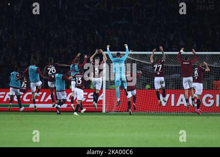 Turin, Italien. 30. Oktober 2022. Spieler von Torino Fccelebrate nach dem Gewinn des Serie-A-Spiels zwischen dem FC Torino und dem AC Mailand im Stadio Olimpico am 30. Oktober 2022 in Turin, Italien. Quelle: Marco Canoniero/Alamy Live News Stockfoto