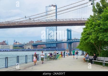 Das Viertel Two Bridges, einschließlich der Brooklyn Bridge und der Manhattan Bridge, vom Pier 1 im Brooklyn Bridge Park in Brooklyn, New York City aus gesehen, Stockfoto