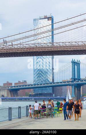 Das Viertel Two Bridges, einschließlich der Brooklyn Bridge und der Manhattan Bridge, vom Pier 1 im Brooklyn Bridge Park in Brooklyn, New York City aus gesehen, Stockfoto