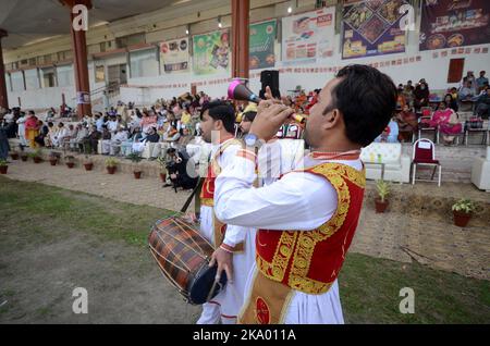 Peshawar, Khyber Pakhtunkhwa, Pakistan. 30. Oktober 2022. Frauen stellen Öllampen oder ''˜diya' während der Diwali (Festival der Lichter) Feier in Peshawar. (Bild: © Hussain Ali/Pacific Press via ZUMA Press Wire) Stockfoto