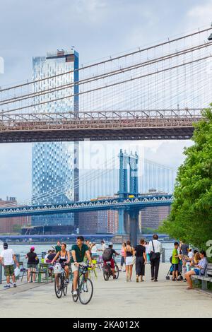 Das Viertel Two Bridges, einschließlich der Brooklyn Bridge und der Manhattan Bridge, vom Pier 1 im Brooklyn Bridge Park in Brooklyn, New York City aus gesehen, Stockfoto