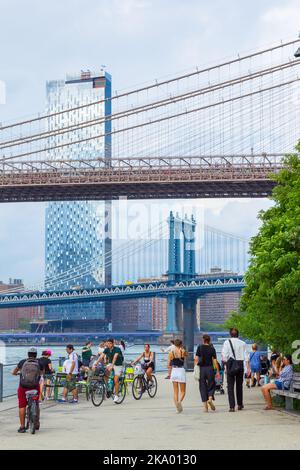 Das Viertel Two Bridges, einschließlich der Brooklyn Bridge und der Manhattan Bridge, vom Pier 1 im Brooklyn Bridge Park in Brooklyn, New York City aus gesehen, Stockfoto