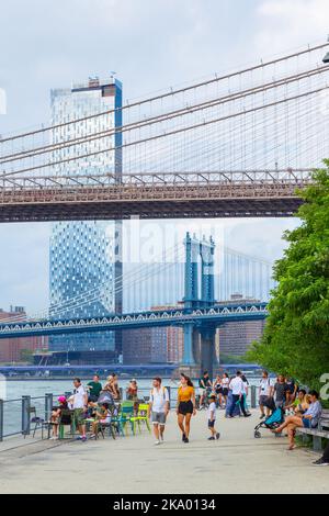 Das Viertel Two Bridges, einschließlich der Brooklyn Bridge und der Manhattan Bridge, vom Pier 1 im Brooklyn Bridge Park in Brooklyn, New York City aus gesehen, Stockfoto