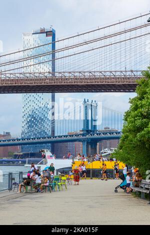 Das Viertel Two Bridges, einschließlich der Brooklyn Bridge und der Manhattan Bridge, vom Pier 1 im Brooklyn Bridge Park in Brooklyn, New York City aus gesehen, Stockfoto