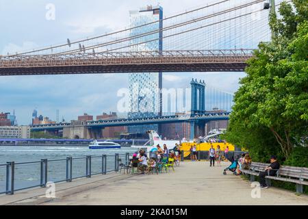 Das Viertel Two Bridges, einschließlich der Brooklyn Bridge und der Manhattan Bridge, vom Pier 1 im Brooklyn Bridge Park in Brooklyn, New York City aus gesehen, Stockfoto