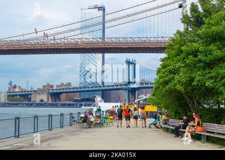 Das Viertel Two Bridges, einschließlich der Brooklyn Bridge und der Manhattan Bridge, vom Pier 1 im Brooklyn Bridge Park in Brooklyn, New York City aus gesehen, Stockfoto