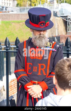 Beefeater (Yeomen Warder) am Eingang der Tower von London, Tower Hill, London Borough Tower Hamlets, Greater London, England, Vereinigtes Königreich Stockfoto