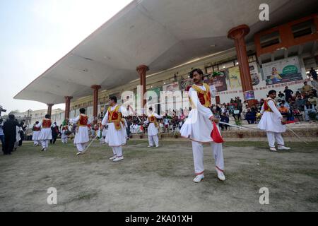 Peshawar, Khyber Pakhtunkhwa, Pakistan. 30. Oktober 2022. Frauen stellen Öllampen oder ''˜diya' während der Diwali (Festival der Lichter) Feier in Peshawar. (Bild: © Hussain Ali/Pacific Press via ZUMA Press Wire) Stockfoto