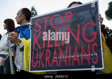 Rom, Italien. 30. Oktober 2022. Menschen nehmen an der Demonstration der Christlichen Vereinigung der Ukrainer in Italien gegen die russische Aggression Teil. (Bild: © Andrea Ronchini/Pacific Press via ZUMA Press Wire) Stockfoto