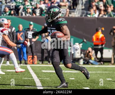 East Rutherford, New Jersey, USA. 30. Oktober 2022. New York Jets Quarterback läuft zurück James Robinson (23) sucht während eines NFL-Spiels gegen die New England Patriots in East Rutherford, New Jersey, am Sonntag, den 30. Oktober 2022, nach Platz zum Laufen. Duncan Williams/CSM/Alamy Live News Stockfoto