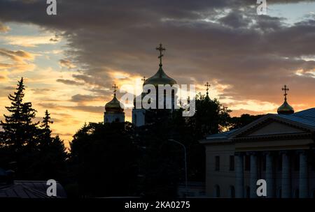 Pyatigorsk bei Sonnenuntergang, Region Stawropol, Russland. Blick auf Kuppeln der Spassky Cathedral auf dramatischem Himmelshintergrund. Silhouette der russisch-orthodoxen Kirche in Stockfoto