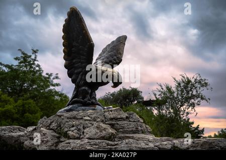 Adler-Statue bei Sonnenuntergang, Pyatigorsk, Region Stawropol, Russland. Landschaft der historischen Stadt Wahrzeichen, altes Symbol von Pyatigorsk im Jahr 1901 installiert. Denkmal Stockfoto