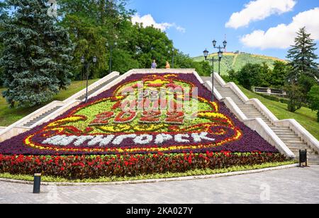 Blumenkalender in Pyatigorsk, Region Stawropol, Russland. Schöne Landschaftsgestaltung im Stadtzentrum von Pyatigorsk. Landschaft von ni Stockfoto
