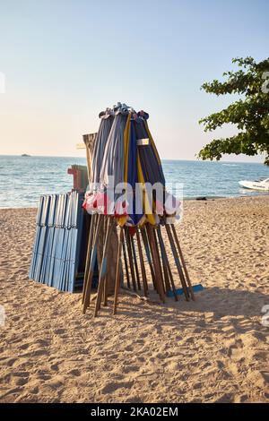 Sonnenschirme am Strand in Pattaya Thailand Stockfoto