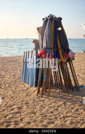 Sonnenschirme am Strand in Pattaya Thailand Stockfoto