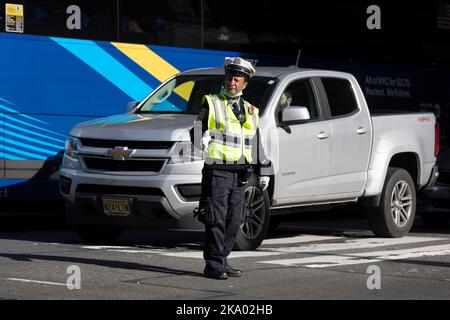 Offizier, der den Verkehr auf der 6. Avenue, Chelsea, Manhattan, New York leitet Stockfoto