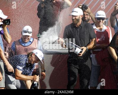 Miami, Usa. 30. Oktober 2022. Dustin Johnson feiert, nachdem er den Team- und Einzeltitel in der Finalrunde bei der LIV Golf Team Championship beim Trump National Doral Miami in Miami, FL, am Sonntag, 30. Oktober 2022 gewonnen hat. Foto von Thom Baur/UPI Credit: UPI/Alamy Live News Stockfoto
