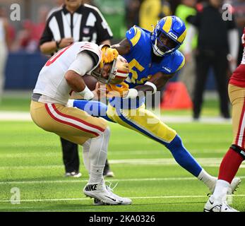 Inglewood, Usa. 30. Oktober 2022. Los Angeles Rams Leonard Floyd (54) tackelt am Sonntag, den 30. Oktober 2022, im SoFi Stadium in Inglewood, Kalifornien, den 49ers Quarterback Jimmy Garoppolo um den Helm. Foto von Jon SooHoo/UPI Credit: UPI/Alamy Live News Stockfoto