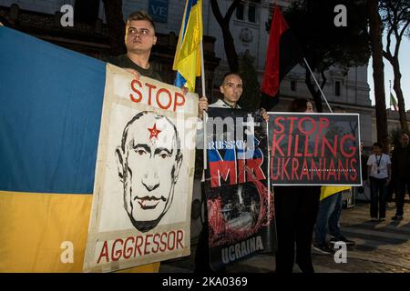 Rom, Italien. 30. Oktober 2022. Menschen nehmen an der Demonstration der Christlichen Vereinigung der Ukrainer in Italien gegen die russische Aggression Teil. (Bild: © Andrea Ronchini/Pacific Press via ZUMA Press Wire) Stockfoto