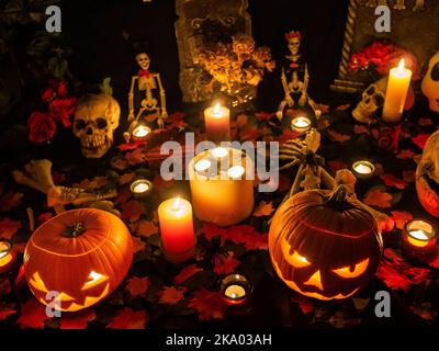 Ein Blick auf eine Halloween-Dekoration, begleitet von zwei Schnitzereien, die mit Kerzenlicht beleuchtet sind. Als die Halloween-Nacht näher rückt, besuchten die Menschen eine Farm in der Nähe der Stadt Nijmegen, um Kürbisse zum Schnitzen zu kaufen. Diese Halloween-Tradition wird immer beliebter unter den Niederländern. Kürbisse zu schnitzen ist in Amerika schon lange Tradition, und es wird allgemein angenommen, dass die Praxis in Irland und Schottland mit dem Schnitzen von Gesichtern in ausgehöhlte Rüben oder Rüben begann, die als Laternen verwendet wurden. (Foto von Ana Fernandez/SOPA Images/Sipa USA) Stockfoto