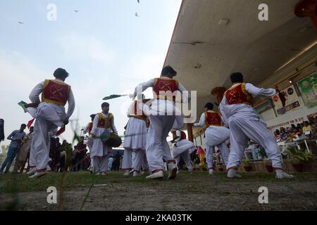 Peshawar, Khyber Pakhtunkhwa, Pakistan. 30. Oktober 2022. Frauen stellen Öllampen oder ''˜diya' während der Diwali (Festival der Lichter) Feier in Peshawar. (Bild: © Hussain Ali/Pacific Press via ZUMA Press Wire) Stockfoto