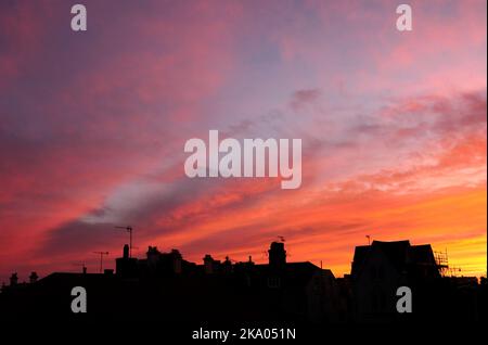 AJAXNETPHOTO. OKTOBER 2022. WORTHING, ENGLAND. - HERBSTGLÜHEN - NORDHALBKUGEL. WOLKENBILDUNG AUF STRATUS-EBENE, WENN DIE SONNE ÜBER WEST WORTHING UNTERGEHT.FOTO:JONATHAN EASTLAND/AJAX. REF:GX8 222410 230 Stockfoto