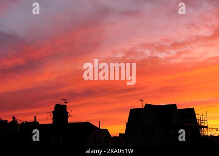 AJAXNETPHOTO. OKTOBER 2022. WORTHING, ENGLAND. - HERBSTGLÜHEN - NORDHALBKUGEL. WOLKENBILDUNG AUF STRATUS-EBENE, WENN DIE SONNE ÜBER WEST WORTHING UNTERGEHT.FOTO:JONATHAN EASTLAND/AJAX. REF:GX8 222410 231 Stockfoto