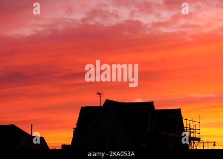 AJAXNETPHOTO. OKTOBER 2022. WORTHING, ENGLAND. - HERBSTGLÜHEN - NORDHALBKUGEL. WOLKENBILDUNG AUF STRATUS-EBENE, WENN DIE SONNE ÜBER WEST WORTHING UNTERGEHT.FOTO:JONATHAN EASTLAND/AJAX. REF:GX8 222410 232 Stockfoto