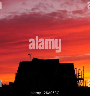 AJAXNETPHOTO. OKTOBER 2022. WORTHING, ENGLAND. - HERBSTGLÜHEN - NORDHALBKUGEL. WOLKENBILDUNG AUF STRATUS-EBENE, WENN DIE SONNE ÜBER WEST WORTHING UNTERGEHT.FOTO:JONATHAN EASTLAND/AJAX. REF:GX8 222410 233 Stockfoto