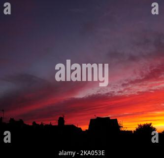 AJAXNETPHOTO. OKTOBER 2022. WORTHING, ENGLAND. - HERBSTGLÜHEN - NORDHALBKUGEL. WOLKENBILDUNG AUF STRATUS-EBENE, WENN DIE SONNE ÜBER WEST WORTHING UNTERGEHT.FOTO:JONATHAN EASTLAND/AJAX. REF:GX8 222410 234 Stockfoto