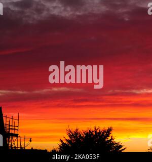 AJAXNETPHOTO. OKTOBER 2022. WORTHING, ENGLAND. - HERBSTGLÜHEN - NORDHALBKUGEL. WOLKENBILDUNG AUF STRATUS-EBENE, WENN DIE SONNE ÜBER WEST WORTHING UNTERGEHT.FOTO:JONATHAN EASTLAND/AJAX. REF:GX8 222410 236 Stockfoto