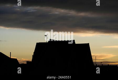 AJAXNETPHOTO. SEPTEMBER 2022. WORTHING, ENGLAND. - RUHE VOR DEM STURM - BRÜTENDE NIEDRIGE NIMBOSTRATUS 'SHELF' WOLKE VOR EINER KALTFRONT ÜBER DEN DÄCHERN DER STADT. FOTO: JONATHAN EASTLAND/AJAXREF:GX8 222410 225 Stockfoto