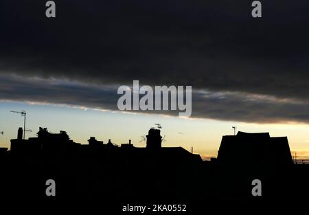 AJAXNETPHOTO. SEPTEMBER 2022. WORTHING, ENGLAND. - RUHE VOR DEM STURM - BRÜTENDE NIEDRIGE NIMBOSTRATUS 'SHELF' WOLKE VOR EINER KALTFRONT ÜBER DEN DÄCHERN DER STADT. FOTO: JONATHAN EASTLAND/AJAXREF:GX8 222410 226 Stockfoto