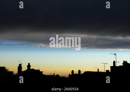 AJAXNETPHOTO. SEPTEMBER 2022. WORTHING, ENGLAND. - RUHE VOR DEM STURM - BRÜTENDE NIEDRIGE NIMBOSTRATUS 'SHELF' WOLKE VOR EINER KALTFRONT ÜBER DEN DÄCHERN DER STADT. FOTO: JONATHAN EASTLAND/AJAXREF:GX8 222410 227 Stockfoto