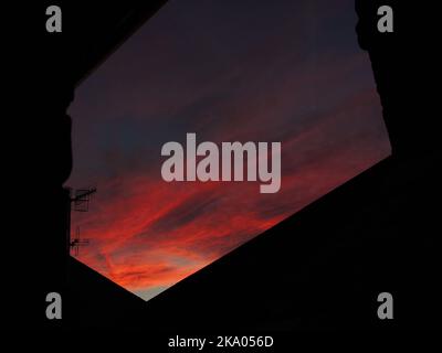 AJAXNETPHOTO. JULI 2022. WORTHING, ENGLAND. - PURPURROTER HIMMEL - NÖRDLICHE HEMISPHÄRE. WOLKENBILDUNG AUF STRATUS-EBENE, WENN DIE SONNE ÜBER WEST WORTHING UNTERGEHT.FOTO:JONATHAN EASTLAND/AJAX. REF:P78 222410 126 Stockfoto