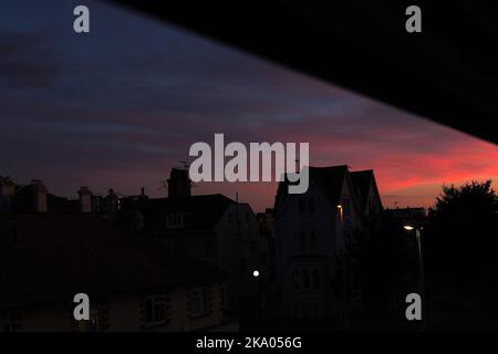 AJAXNETPHOTO. JULI 2022. WORTHING, ENGLAND. - PURPURROTER HIMMEL - SOMMER DER NÖRDLICHEN HEMISPHÄRE. WOLKENBILDUNG AUF STRATUS-EBENE, WENN DIE SONNE ÜBER WEST WORTHING UNTERGEHT.FOTO:JONATHAN EASTLAND/AJAX. REF:P78 222410 128 Stockfoto