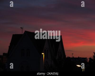 AJAXNETPHOTO. JULI 2022. WORTHING, ENGLAND. - PURPURROTER HIMMEL - SOMMER DER NÖRDLICHEN HEMISPHÄRE. WOLKENBILDUNG AUF STRATUS-EBENE, WENN DIE SONNE ÜBER WEST WORTHING UNTERGEHT.FOTO:JONATHAN EASTLAND/AJAX. REF:P78 222410 129 Stockfoto