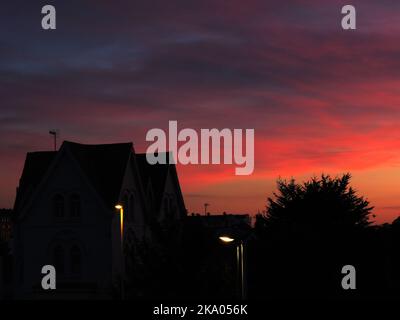 AJAXNETPHOTO. JULI 2022. WORTHING, ENGLAND. - PURPURROTER HIMMEL - SOMMER DER NÖRDLICHEN HEMISPHÄRE. WOLKENBILDUNG AUF STRATUS-EBENE, WENN DIE SONNE ÜBER WEST WORTHING UNTERGEHT.FOTO:JONATHAN EASTLAND/AJAX. REF:P78 222410 130 Stockfoto