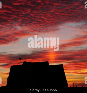 AJAXNETPHOTO. JANUAR 2022. WORTHING, ENGLAND. - ROTER HIMMEL - NORDHALBKUGEL. WINTER. WOLKENBILDUNG ÜBER DEN DÄCHERN VON WEST WORTHING.FOTO:JONATHAN EASTLAND/AJAX. REF:GX8 220509 184 Stockfoto