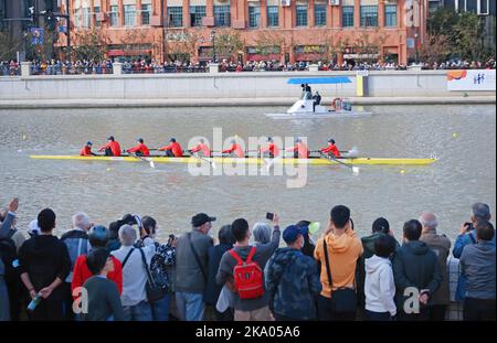 SHANGHAI, CHINA - 30. OKTOBER 2022 - Ein Blick auf den Shanghai Open Rowing Wettbewerb 2022 am Suzhou Fluss in Shanghai, China, 30. Oktober 2022. Die com Stockfoto