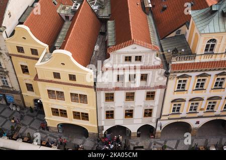 Blick aus der Vogelperspektive auf Gebäude mit Terrakotta-Dächern, Altstädter Ring, Prag, Tschechische Republik. Stockfoto