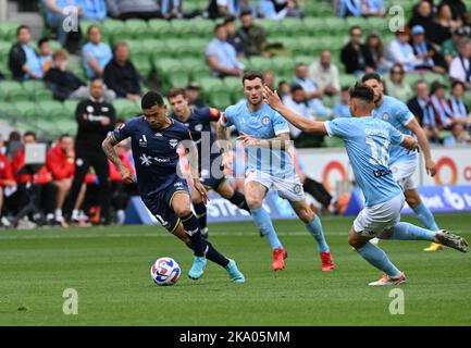 Melbourne, Australien. 30. Oktober 2022. Melbourne City gegen Wellington Phoenix, Yan Sasse macht einen Torlauf im AAMI Park. Stockfoto