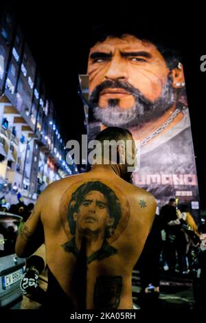 Heute ist Diego Armando Maradonas Geburtstag für die Neapolitaner. Fans Tribut an Diego Armando Maradona Besuch des Wandbildes in San Giovanni a Teducio Feuerwerk und Gesänge heute Maradona wäre 62 Jahre alt gewesen Stockfoto