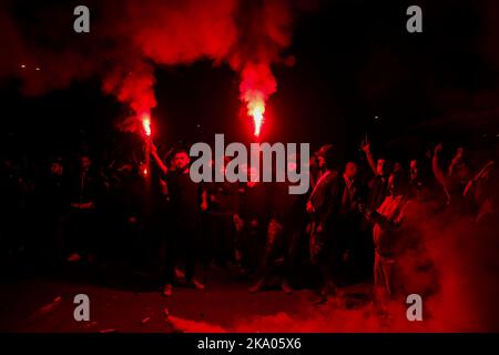 Heute ist Diego Armando Maradonas Geburtstag für die Neapolitaner. Fans Tribut an Diego Armando Maradona Besuch des Wandbildes in San Giovanni a Teducio Feuerwerk und Gesänge heute Maradona wäre 62 Jahre alt gewesen Stockfoto