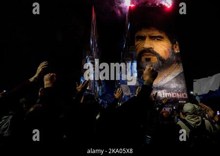 Heute ist Diego Armando Maradonas Geburtstag für die Neapolitaner. Fans Tribut an Diego Armando Maradona Besuch des Wandbildes in San Giovanni a Teducio Feuerwerk und Gesänge heute Maradona wäre 62 Jahre alt gewesen Stockfoto