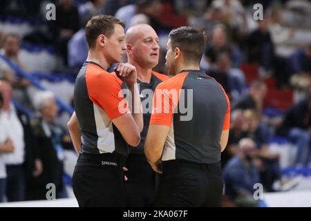 PalaRadi, Cremona, Italien, 30. Oktober 2022, Refree während Vanoli Basket Cremona vs Kienergia Rieti - Italienische Basketball Serie A2 Herren Meisterschaft Stockfoto